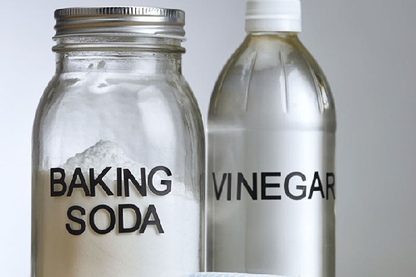 Xử l&yacute; bồn cầu bị nghẹt vải bằng baking soda v&agrave; giấm