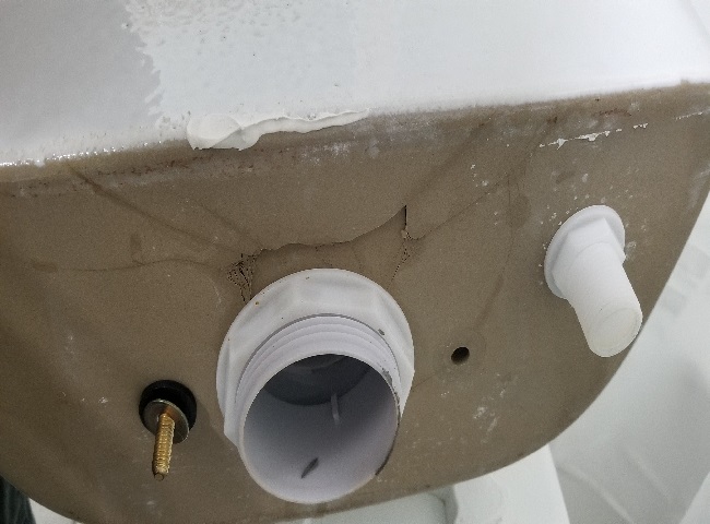 Bồn cầu bị xì hơi do các vết nứt trên bồn cầu