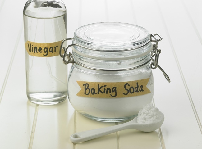 Xử l&yacute; bồn cầu bốc m&ugrave;i h&ocirc;i mỗi lần xả bằng baking soda v&agrave; giấm