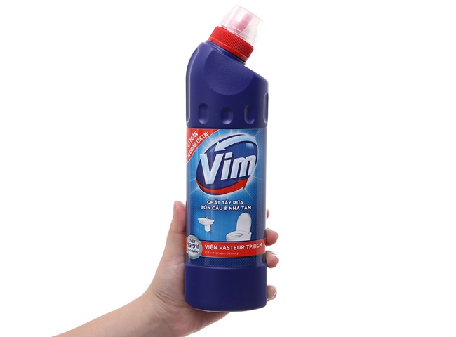Xử l&yacute; bồn cầu bốc m&ugrave;i h&ocirc;i mỗi lần xả bằng h&oacute;a chất chuy&ecirc;n dụng