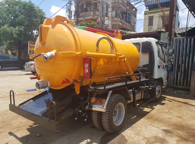Xử l&yacute; bồn cầu bốc m&ugrave;i h&ocirc;i mỗi lần xả bằng c&aacute;ch h&uacute;t bể phốt