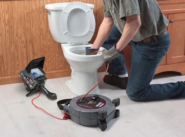 mẹo thông tắc bồn cầu nghẹt nước bằng máy nén khí