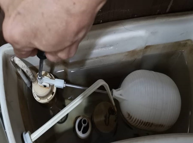 xử l&yacute; phao bồn cầu bị r&ograve; do b&oacute;ng phao đặt qu&aacute; cao