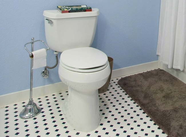 xử l&yacute; phao bồn cầu bị r&ograve; do lỗi điểm tiếp gi&aacute;p với mặt s&agrave;n