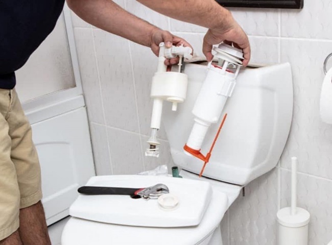 nguy&ecirc;n nh&acirc;n khiến cho phao bồn cầu bị r&ograve; nước li&ecirc;n tục