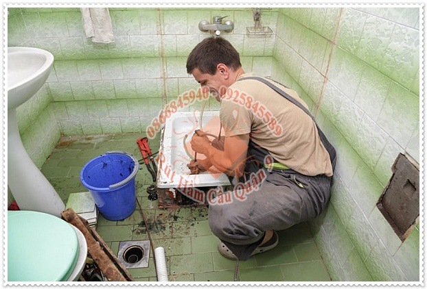 Tắc ống thoát khí bồn cầu có mùi hôi