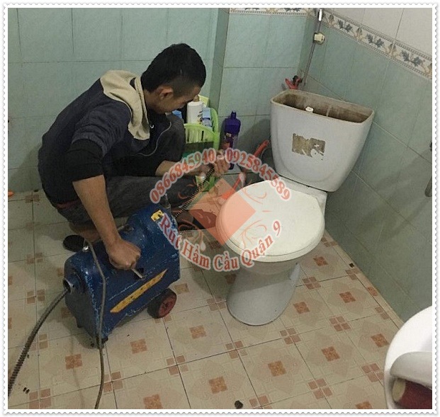 Thông bồn cầu nghẹt bằng băng dính