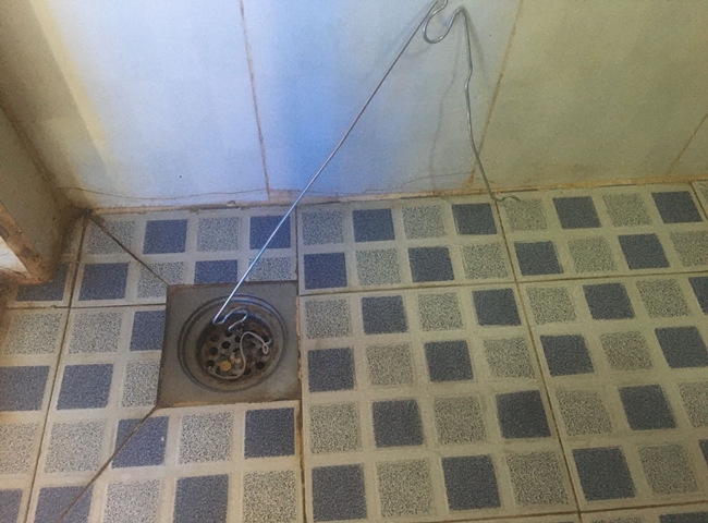 Th&ocirc;ng tắc cống bằng m&oacute;c phơi quần &aacute;o